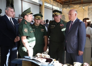 Аслан Бжания осмотрел вооружение и военную технику Минобороны