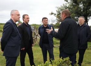 Президент Бадра Гунба посетил чаеводческое хозяйство в селе Кутол