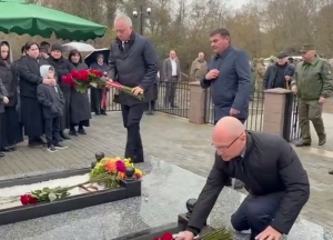 Гунба и Кириенко возложили цветы к могиле Батала Бигвава, погибшего на Донбассе
