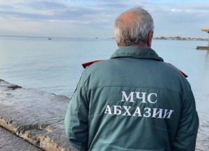 Водолазы ищут тело мужчины, утонувшего в акватории Сухума