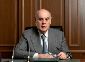 Аслан Бжания выразил соболезнования по случаю смерти Феридуна Акусба