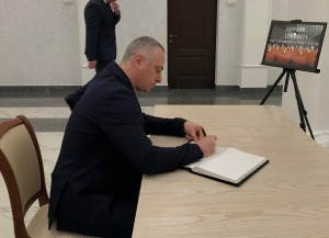 Вице-президент Бадра Гунба оставил запись в книге соболезнований в Посольстве России