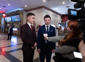 Два студента Дипакадемии МИД России спасли упавшего на рельсы мужчину