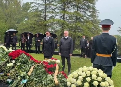 Бадра Гунба возложил цветы к мемориалу первого президента Владислава Ардзинба