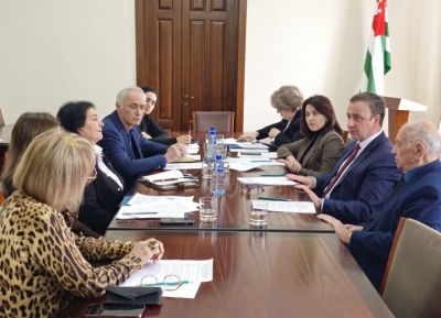 Ақыҭа школқәа рҿы арҵаҩцәа адгылара рыҭара иазку азҵаарақәа ирылацәажәеит Аминистрцәа Реилазаараҿы