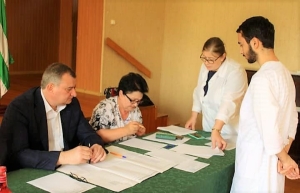 ЭДУАРД БУТБА ПРОВЕРИЛ ПРОВЕДЕНИЕ ГОСУДАРСТВЕННЫХ ЭКЗАМЕНОВ В СУХУМСКОМ МЕДКОЛЛЕДЖЕ